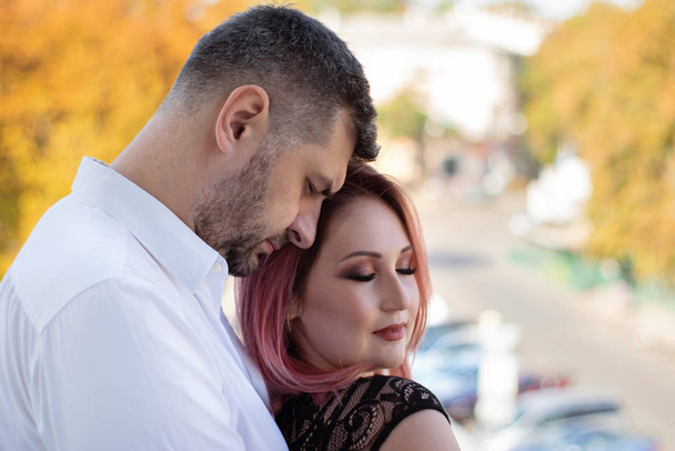 Nahaufnahme Porträt eines sich umarmenden Paares. brutaler schöner Mann umarmt seine schöne Frau - Foto, Bild