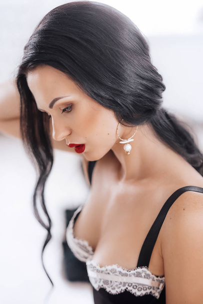 portrait of  beautiful brunette young woman with earrings - Foto, imagen