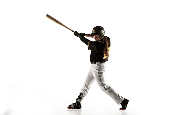 Baseballspieler, Pitcher in schwarzer Uniform beim Üben auf weißem Hintergrund. - Foto, Bild