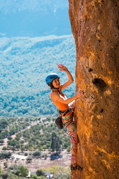 The rock climber in the helmet gives five. - 写真・画像