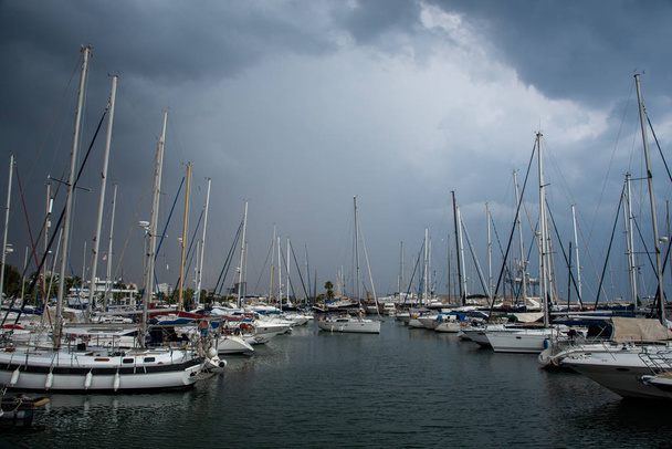 Jachty kotvící v přístavu Larnaca na Kypru s bouřlivou oblačnou oblohou - Fotografie, Obrázek