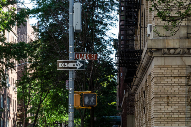 New York, City / USA - JUL 10 2018: Clark Street sign and traffic light in Brooklyn Heights Neighborhood New York City - Foto, Bild