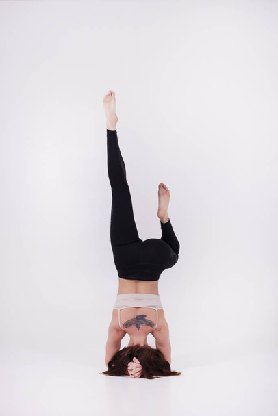 Giovane bella ragazza esegue esercizi di yoga
 - Foto, immagini