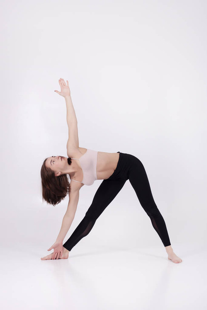 Jovem menina bonita executa exercícios de ioga
 - Foto, Imagem