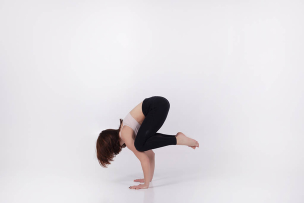 Jovem menina bonita executa exercícios de ioga
 - Foto, Imagem