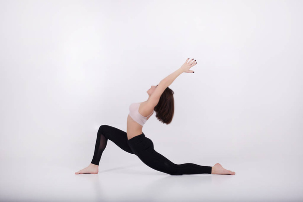 Joven hermosa chica realiza ejercicios de yoga
 - Foto, imagen