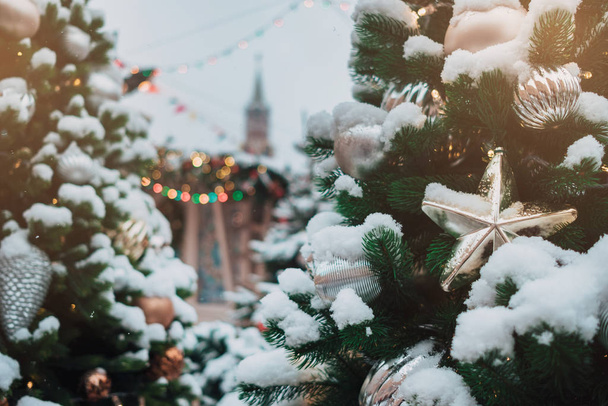 Moscú frío y nevado en decoraciones navideñas
. - Foto, imagen