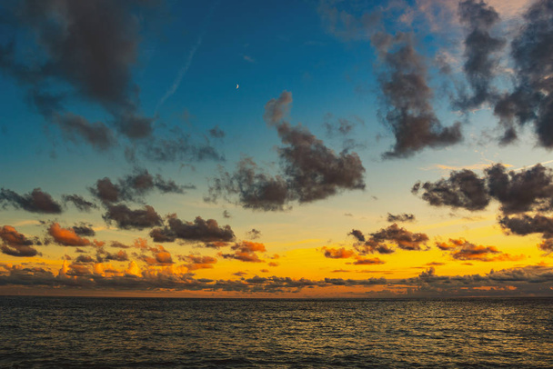 アマルフィ海岸の美しい夕日。ポジターノリゾート. - 写真・画像