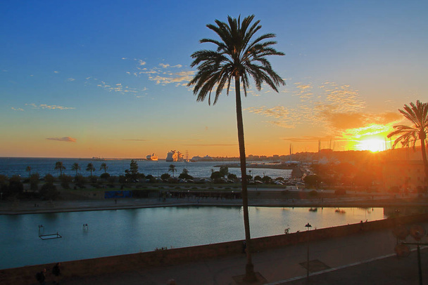 Puesta de sol sobre la cálida costa de la ciudad de Palma
. - Foto, Imagen