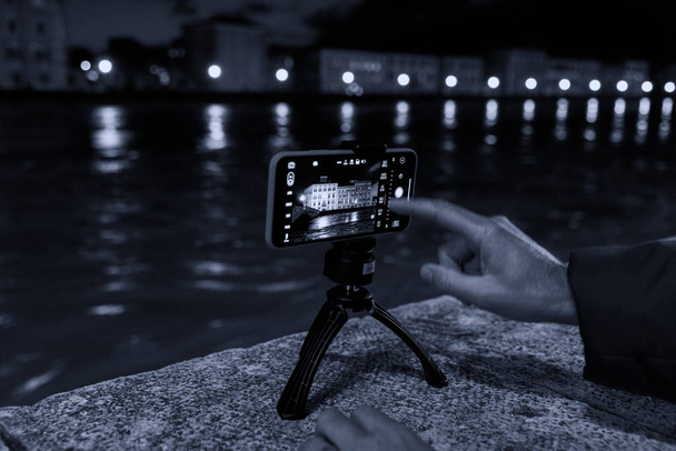 Smartphone, εικόνες ρυθμίσεων κατά τη διάρκεια της πλημμύρας του ποταμού Άρνο, - Φωτογραφία, εικόνα