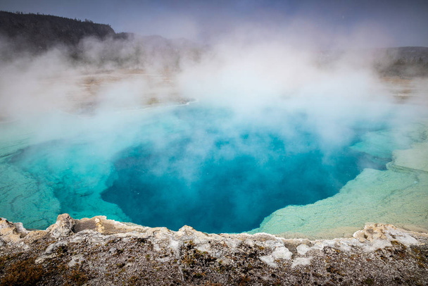 Bacino geyser blu con acqua bollente dal calore geotermico
. - Foto, immagini