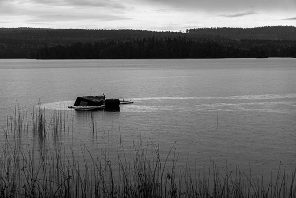 Potápění lodi v malém jezeře ve Varmlandu Švédsko - Fotografie, Obrázek