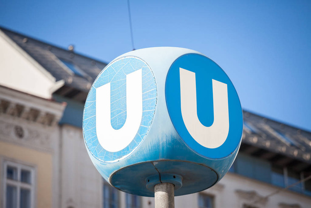 Ikoninen sininen U metroaseman kyltti Wienissä, Itävallassa, kutsutaan myös U-Bahn. Se on Itävallan pääkaupungin nopea maanalainen rautatiejärjestelmä.
 - Valokuva, kuva