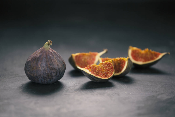 fresh figs, photography creative, wooden cutting board, juicy fr - Foto, afbeelding