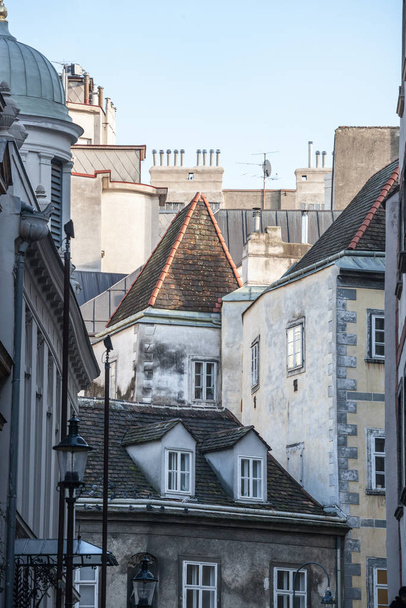 Типова вузька вулиця Інне Стадт, внутрішнє місто Відень, з його типовими середньовічними фасадами, в 1 Безерк районі австрійської столиці. - Фото, зображення
