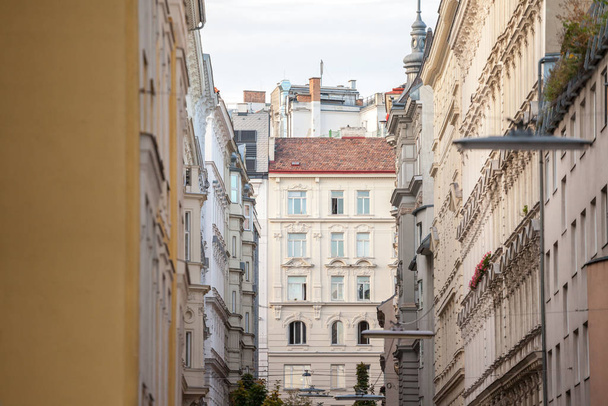 Типові австро-угорські фасади вибивають старі вікна на вузькій вулиці Інне Штадт, внутрішньому місті Відня, Австрія, в 1-му районі Безерка столиці Австрії. - Фото, зображення