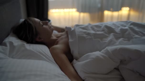 junge Frau wacht auf und streckt sich nach dem Schlaf. schön langsam aufwachen am Morgen - Filmmaterial, Video