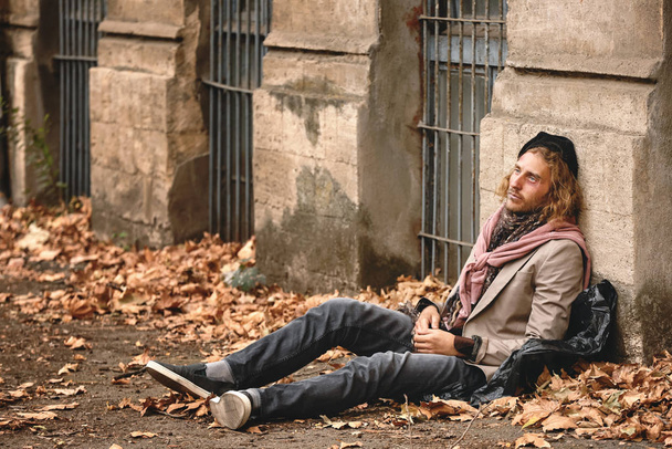 Szegény hajléktalan férfi portréja a szabadban - Fotó, kép