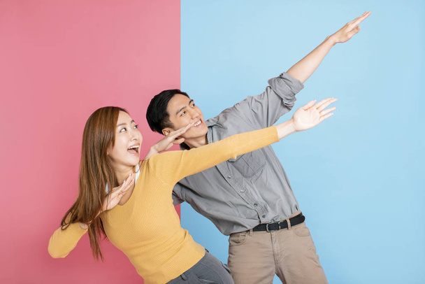 Портрет щасливої молодої пари танцює
 - Фото, зображення