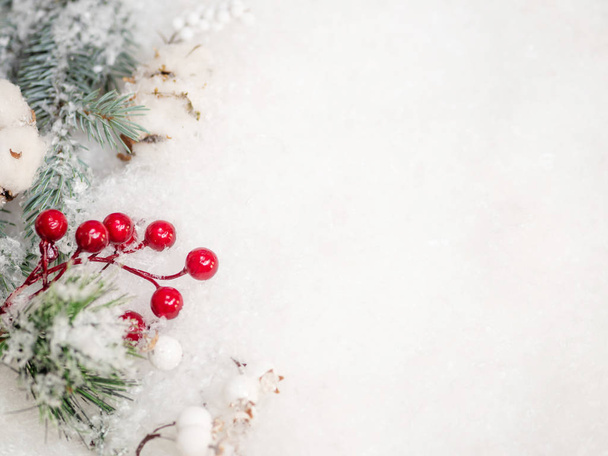 Naturaleza muerta en un tema de invierno, hermosos conos, algodón y ramas de un árbol de Navidad verde salpicado de nieve
 - Foto, imagen