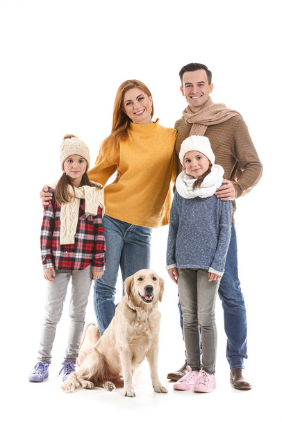 Szczęśliwa rodzina w jesiennych ubraniach i z psem na białym tle - Zdjęcie, obraz