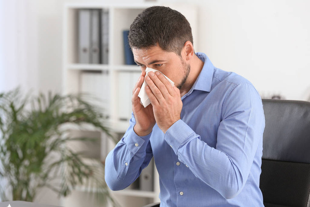 Άνδρας άρρωστος με γρίπη που εργάζεται στο γραφείο - Φωτογραφία, εικόνα