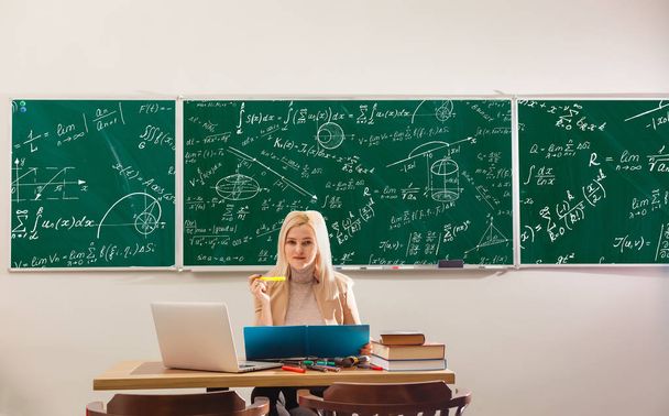 Öğretmen yetenekli lideri, uygun öğrenme stili, Modern öğretmen hipster yazma matematik formülüyle büyük yazı tahtası üzerinde bazı öğrenciler iyi dinleyerek öğrenmek onun yöntemi eğitim için öğrenci görünüyor, - Fotoğraf, Görsel