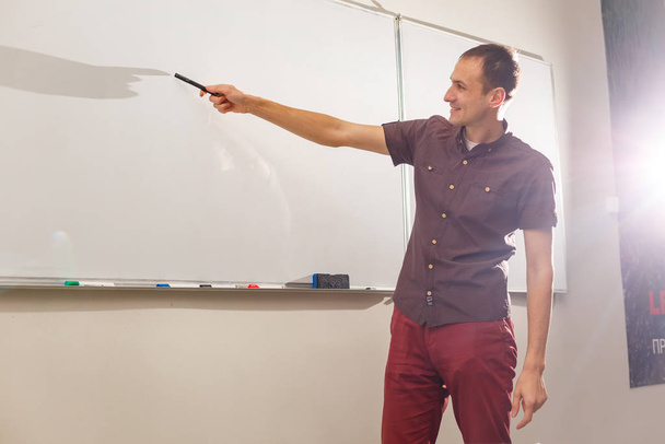 férfi tanár közel táblán  - Fotó, kép