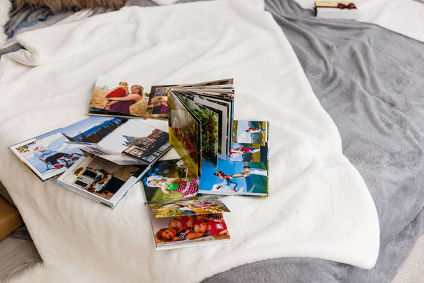 Фотоальбоми з фотографіями, що лежать на білій поверхні
 - Фото, зображення