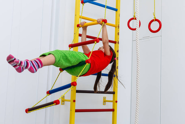 体操子供スポーツスウェーデンの壁。子供は登るt - 写真・画像
