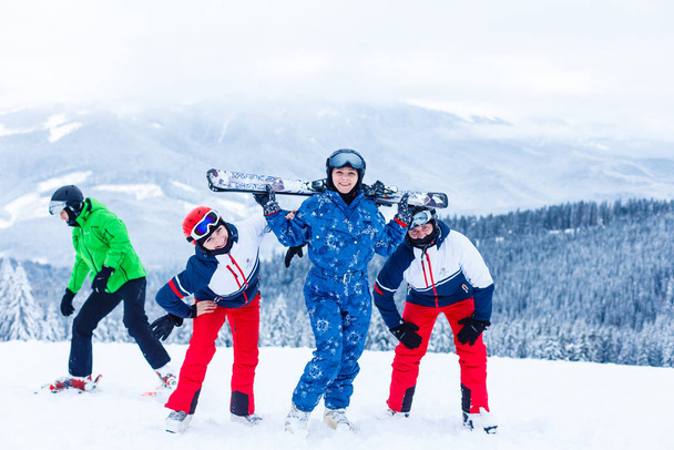 amigos en la estación de esquí posando contra montañas - Foto, Imagen