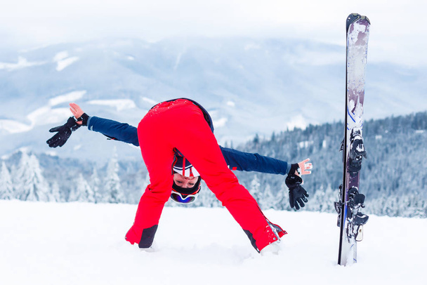 Tyttö lumessa ylösalaisin hiihtopuvussa
 - Valokuva, kuva