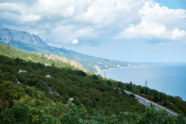 クリミア半島の山々に沿って海岸のパノラマビュー - 写真・画像