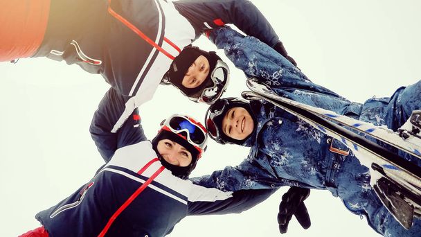 Grupo de esquiadores y snowboarders felices se encuentra en círculo y sonrisas
 - Foto, imagen