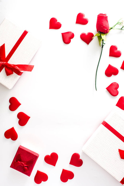 Valentýna pozadí se srdcem, dárkové krabice a růže na bílém pozadí. Kopírovat prostor - Fotografie, Obrázek