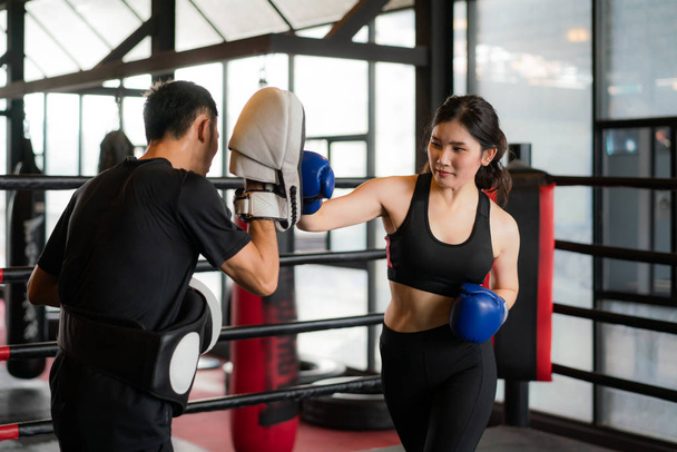 Joven mujer asiática boxeador strikes con recta puñetazo a professio
 - Foto, Imagen