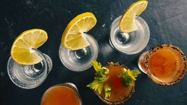 tequila cocktail, whisky cocktail, bouteille de boisson, fond sombre, comptoir bar, guide barman
 - Photo, image