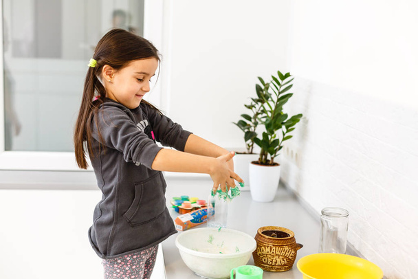 χαριτωμένο κοριτσάκι μαγείρεμα στην κουζίνα - Φωτογραφία, εικόνα