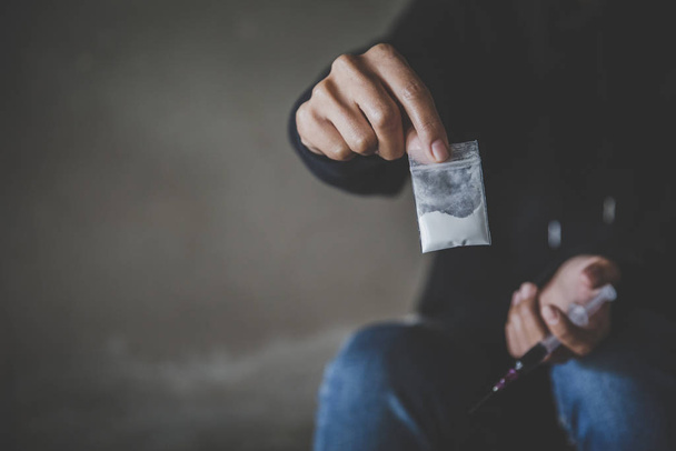 Junkie-Mann hält Drogenspritze mit Heroin in der Hand Drogen - Foto, Bild