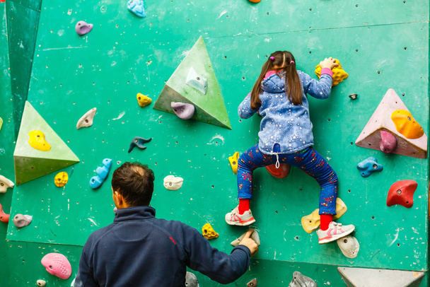 holčička leze po zdi v tělocvičně - Fotografie, Obrázek