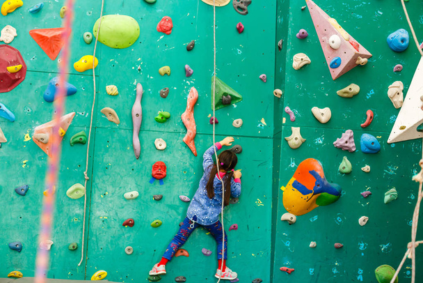 malá dívka horolezec v zábavním parku s lezeckou stěnou  - Fotografie, Obrázek