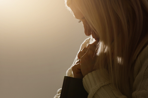 Η γυναίκα προσεύχεται στο Θεό με τη Βίβλο. Γυναίκα προσευχήσου για την ευλογία του Θεού να έχουν μια καλύτερη ζωή. ικετεύοντας για συγχώρεση και πιστεύοντας στην καλοσύνη. Χριστιανική κρίση ζωής προσευχή στο Θεό. - Φωτογραφία, εικόνα