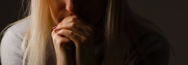 religiöses Mädchen betet auf farbigem Hintergrund - Foto, Bild