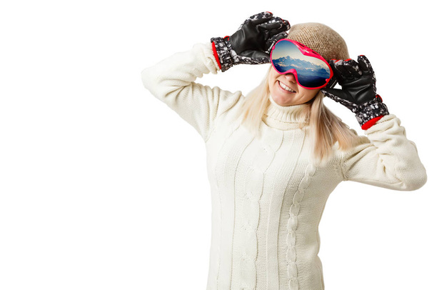 Portrait d'une jeune fille heureuse portant des lunettes de ski
  - Photo, image