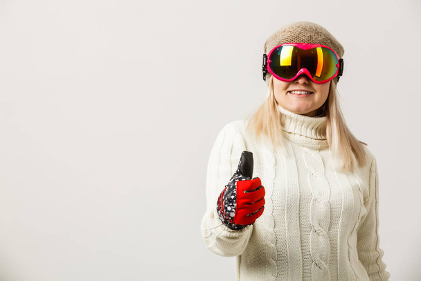 Portret szczęśliwej młodej dziewczyny w okularach narciarskich  - Zdjęcie, obraz