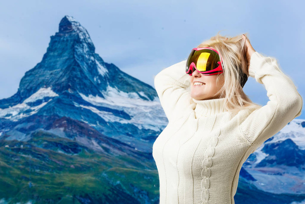Ritratto di una giovane ragazza felice con gli occhiali da sci
  - Foto, immagini