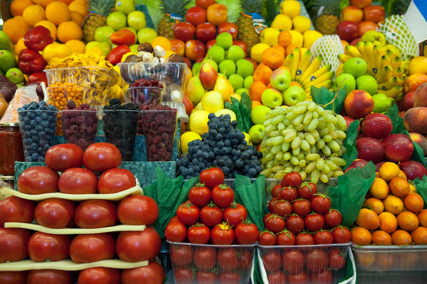 hodně čerstvého ovoce a zeleniny na prodej - Fotografie, Obrázek