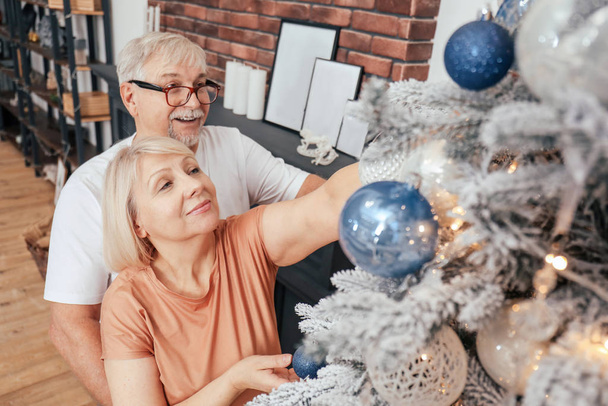 feliz casal maduro decoração árvore de Natal em casa
 - Foto, Imagem