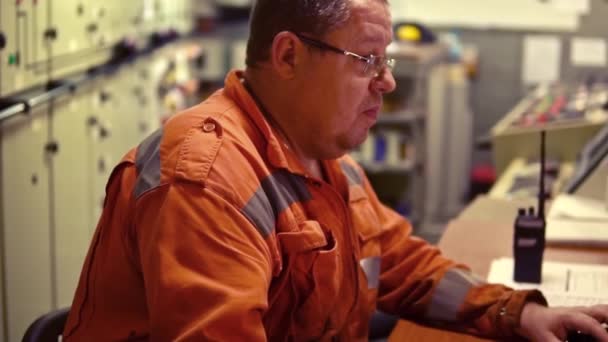 Ingeniero de marina trabajando en sala de máquinas
 - Metraje, vídeo