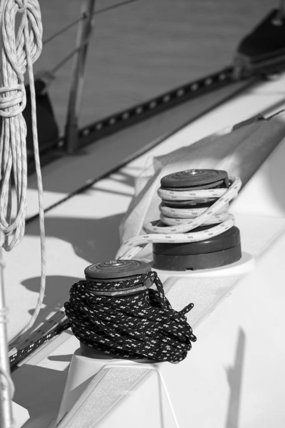 Италия, Сицилия, Средиземное море, лебедка и морские канаты на парусной лодке в порту
 - Фото, изображение